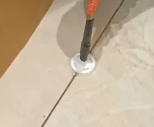 滦县瓷砖空鼓维修公司专业解答瓷砖在铺贴过程中，如果没有涂抹均匀到位的粘结材料（如水泥砂浆或瓷砖胶），可能会导致以下问题